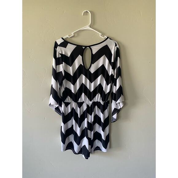 Black and White Chevron Print V-Neck Romper- size medium - Picture 4 of 9